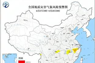 这气氛？球迷高唱C罗名字，看台上的C罗频频挥手、握拳回应